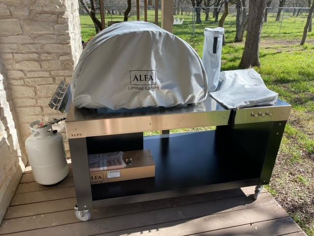 Want to know what your 2pizze will look like on the large prep table? Here it is a real photo from a Smokey Mountain Customer in Texas- He has the Large Table, the Limited Edition 2 Pizze and the Alfa Pizza Peel Kit 