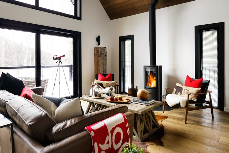 Stûv S30C Wood Burning Stove - Compact Glass Fire Screen, 360° rotating stove