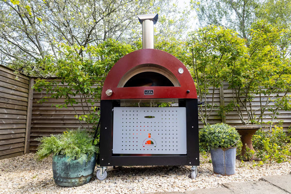 This is the Alfa 3 pizze with Base Stand - assembled and used by one of our customers- the 3 pizze has been perfect for her outdoor kitchen / Garden space. This Hybrid Pizza Oven is perfect for the backyard patio and entertaining area