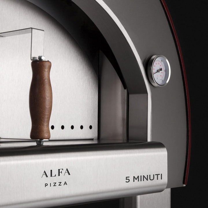 With the door closed the 5 Minuti you can reach up to 900 degrees while natural cooking with wood or gas