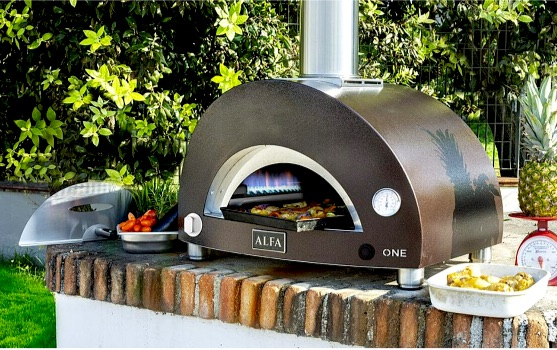 ALFA ONE Gas Pizza Oven baking appetizers and fresh pies on your own patio is the summertime Dream. This addition to your outdoor kitchen design makes everyone envy your style