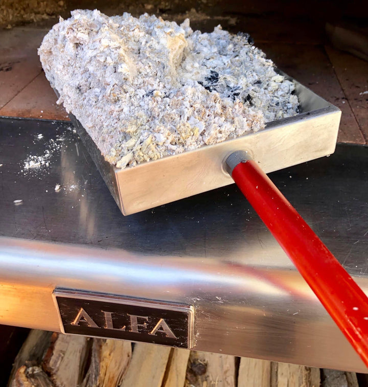 Shovel in the use from Italian Alfa Pizza Peel set